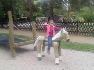 Mädchen auf Holzpferd - Spielplatz Zweenfurth